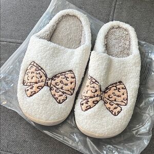 Cozy Cream Sherpa Slippers with Leopard Bow